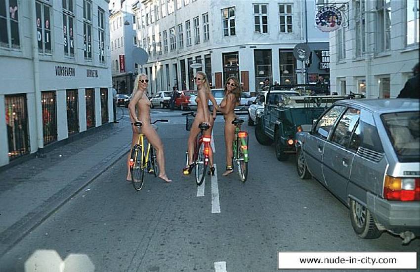a href="http://voyeur.xxx-hunt.com/nude-in-city/nude-biker-girls-drive...