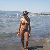 A breasty wench at the Kapalua Bay.